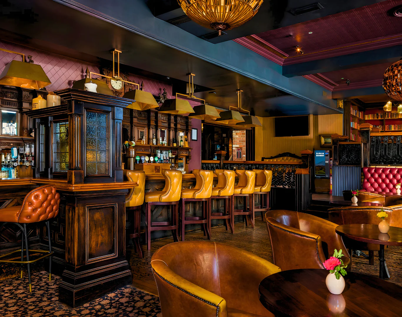 Cosy hotel bar with leather stools, vintage decor, and warm lighting for a relaxing evening. Enjoy a cocktail by the bar.